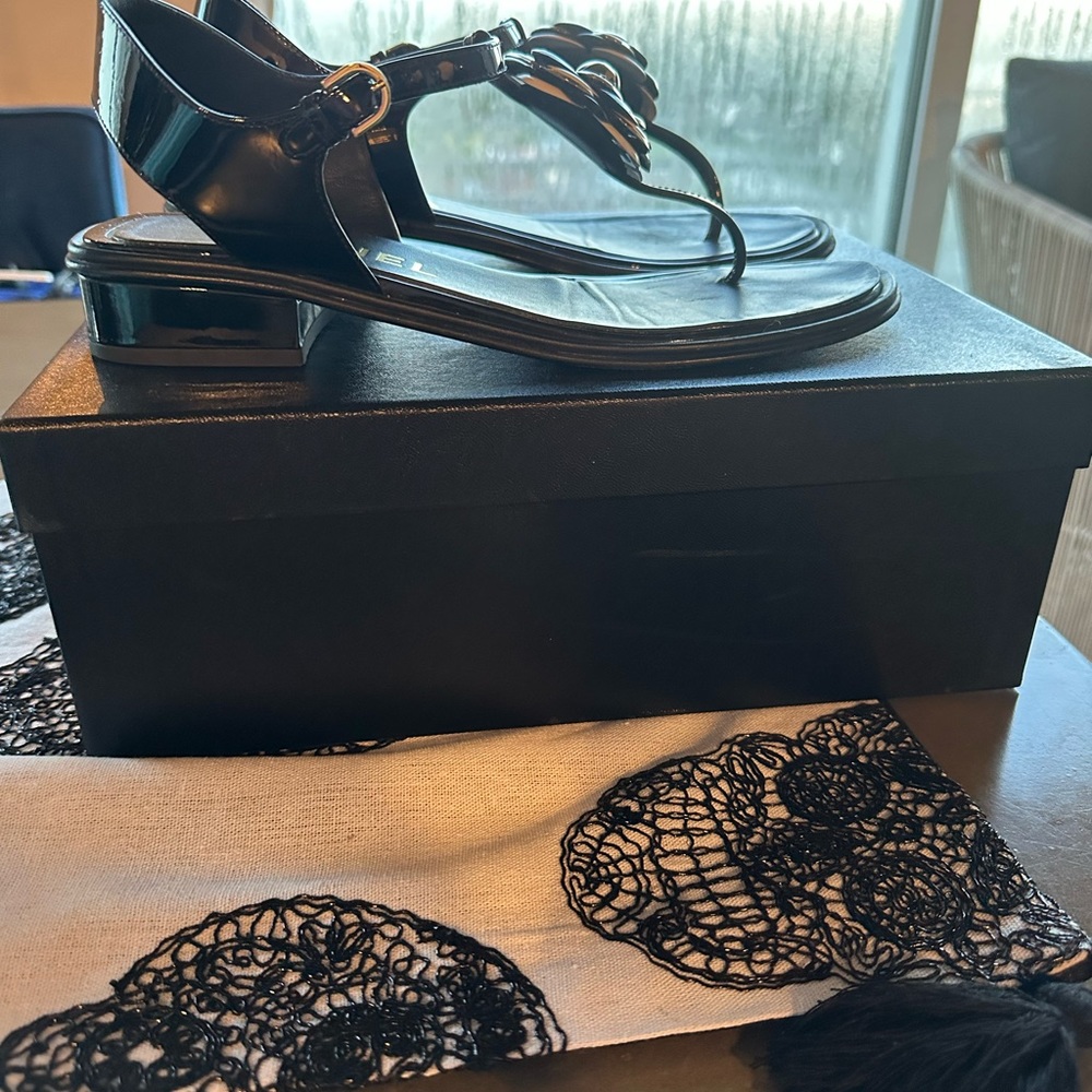 Chanel patent flower sandals - Picture 5 of 7